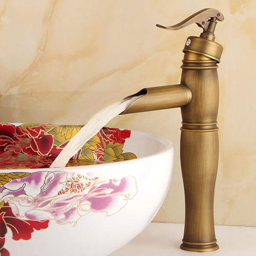 شیر روشویی پایه بلند بامبو با طراحی منحصر به فرد در سرویس بهداشتی لوکس