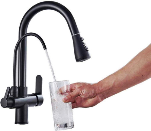 نمای نزدیک سر شیر (spray head) با نمایش سه حالت پاشش مختلف