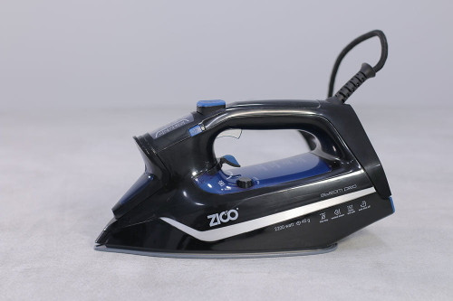 بخار قدرتمند اتو زیکو 2023 در حال صافکردن کت رسمی